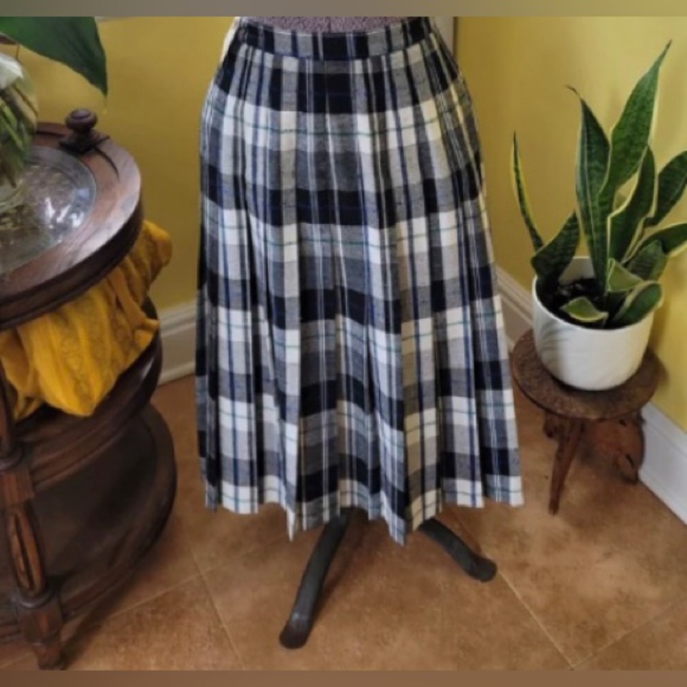 🥳🎉SOLD🙏🥳
1960's St Michael pleated skirt, plaid black/white8US. - Picture 1 of 3